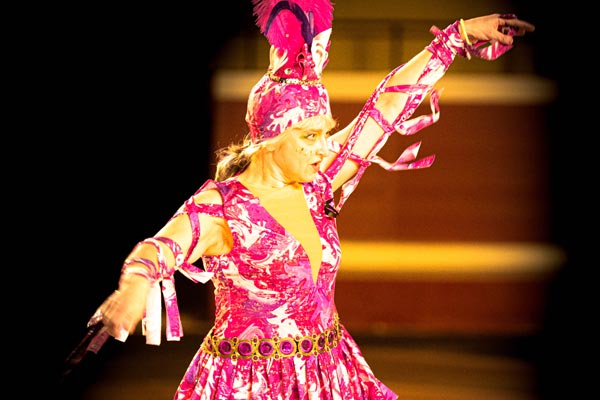 Actuación de la Comparsa Santa Bárbara, año 2022, temática Fantasía de Carnaval