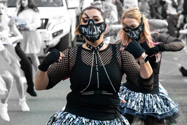 Comparsa Show Time por las calles de Donostia (año 2022).