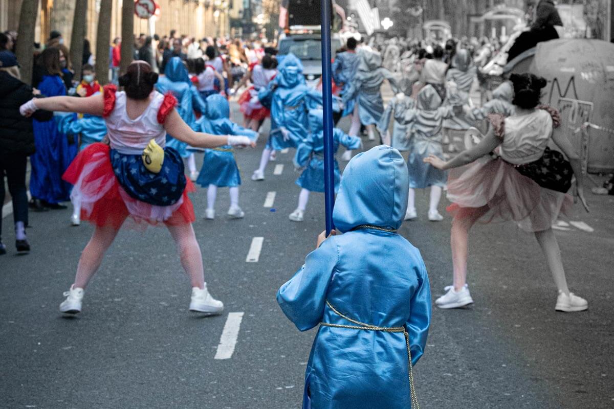 Comparsa Show Time desfilando por las calles de Donostia (año 2022).