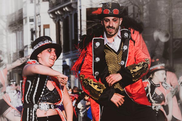 Comparsa Thamessis desfilando por las calles de Donostia (año 2022)