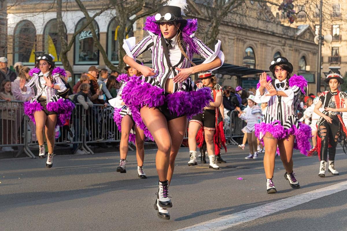 Comparsa Thamessis desfilando por las calles de Donostia (año 2022).