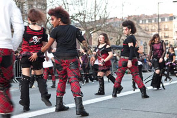 Actuación de la Comparsa Thamessis en la calle