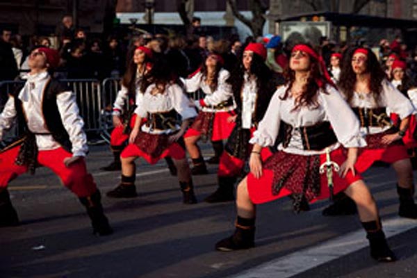 Comparsa Thamessis desfilando por las calles de Donostia