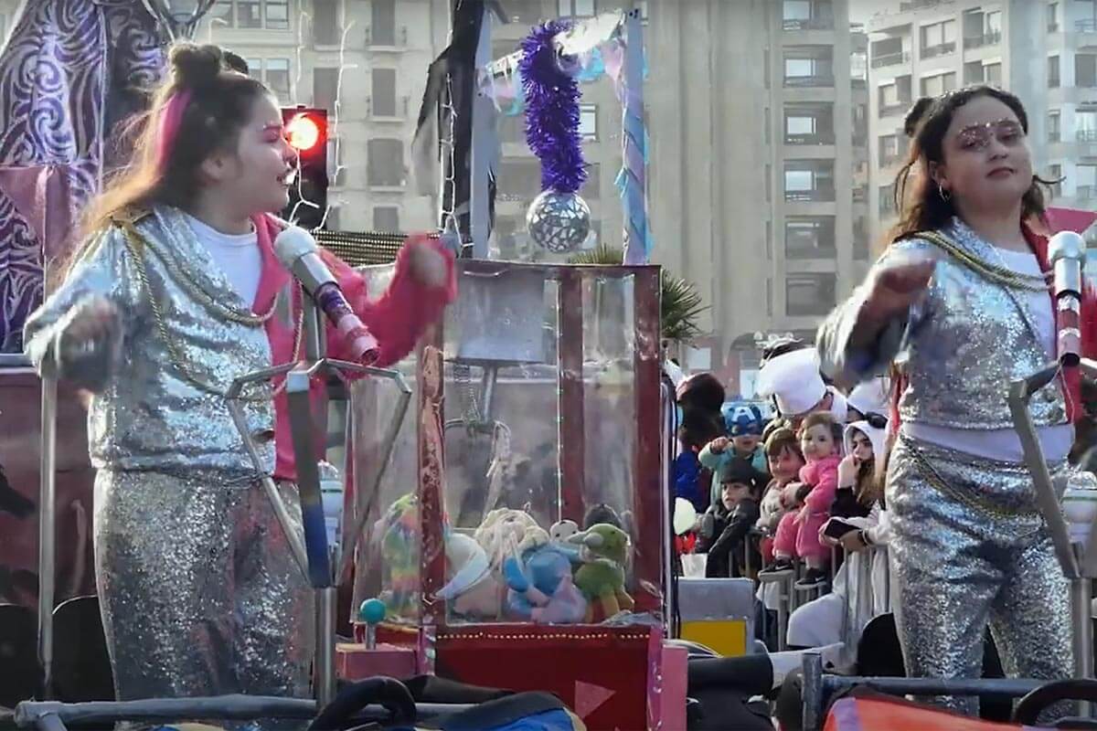 Niñas de la Comparsa Titanes desfilando por las calles de Donostia (año 2022).