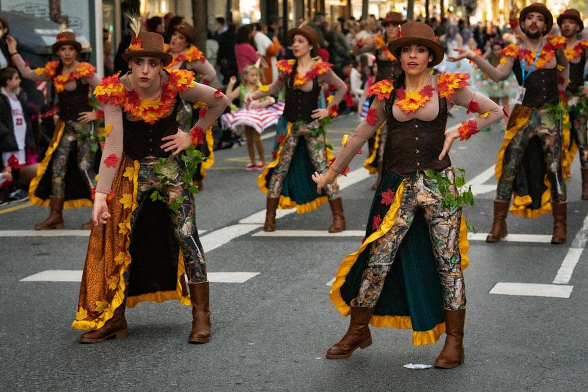 Comparsa Toxic desfilando por las calles de Donostia, año 2022.