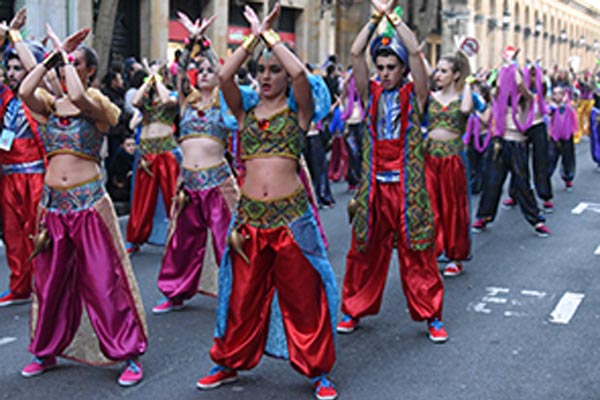 Comparsa Toxic desfilando por las calle de Donostia