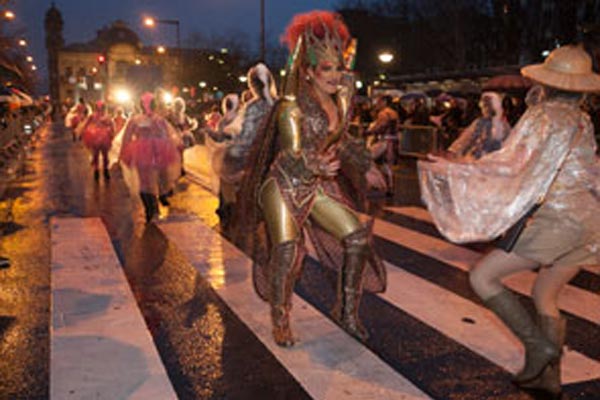 Comparsa Txasiss desfilando por las calles de Donostia