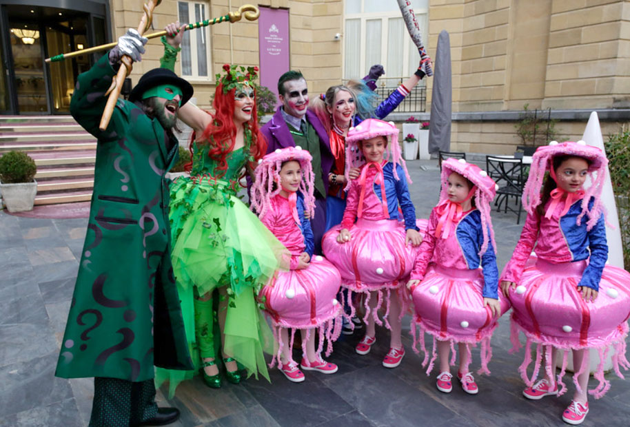 Participantes de una comparsa vestidos de Carnaval