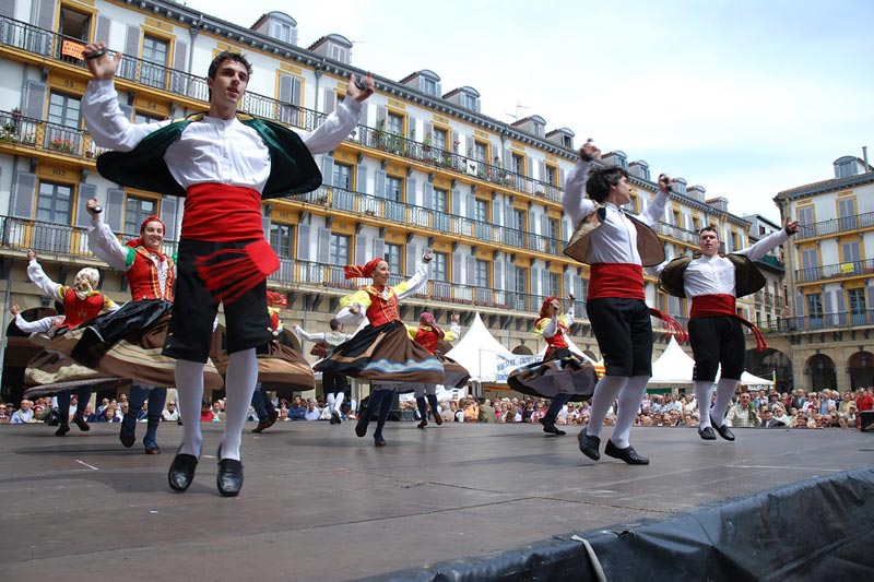 Bailes regionales en la plaza de la Constitución