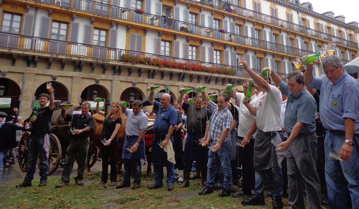 Tiradores de sidra en la plaza de la Constitución