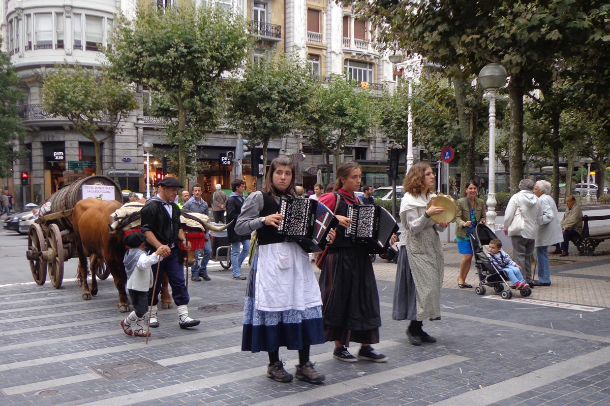 Euskal Jaiak en Donostia, kalejira con trikitilaris y carro con un buey.