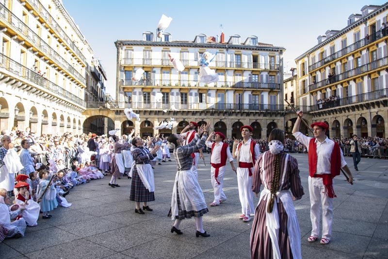 Comparsa de nodrizas en la plaza Constitución