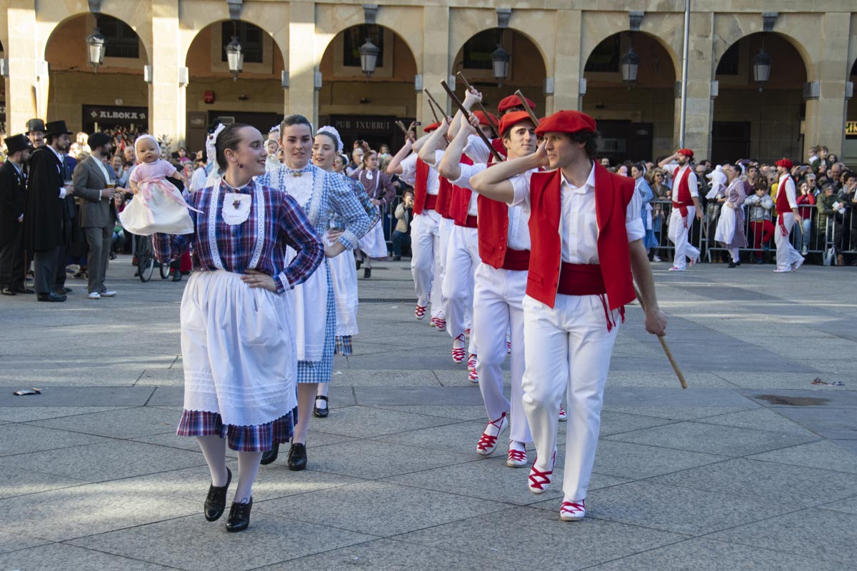 Pastores y nodrizas bailando en la plaza de la Constitución.