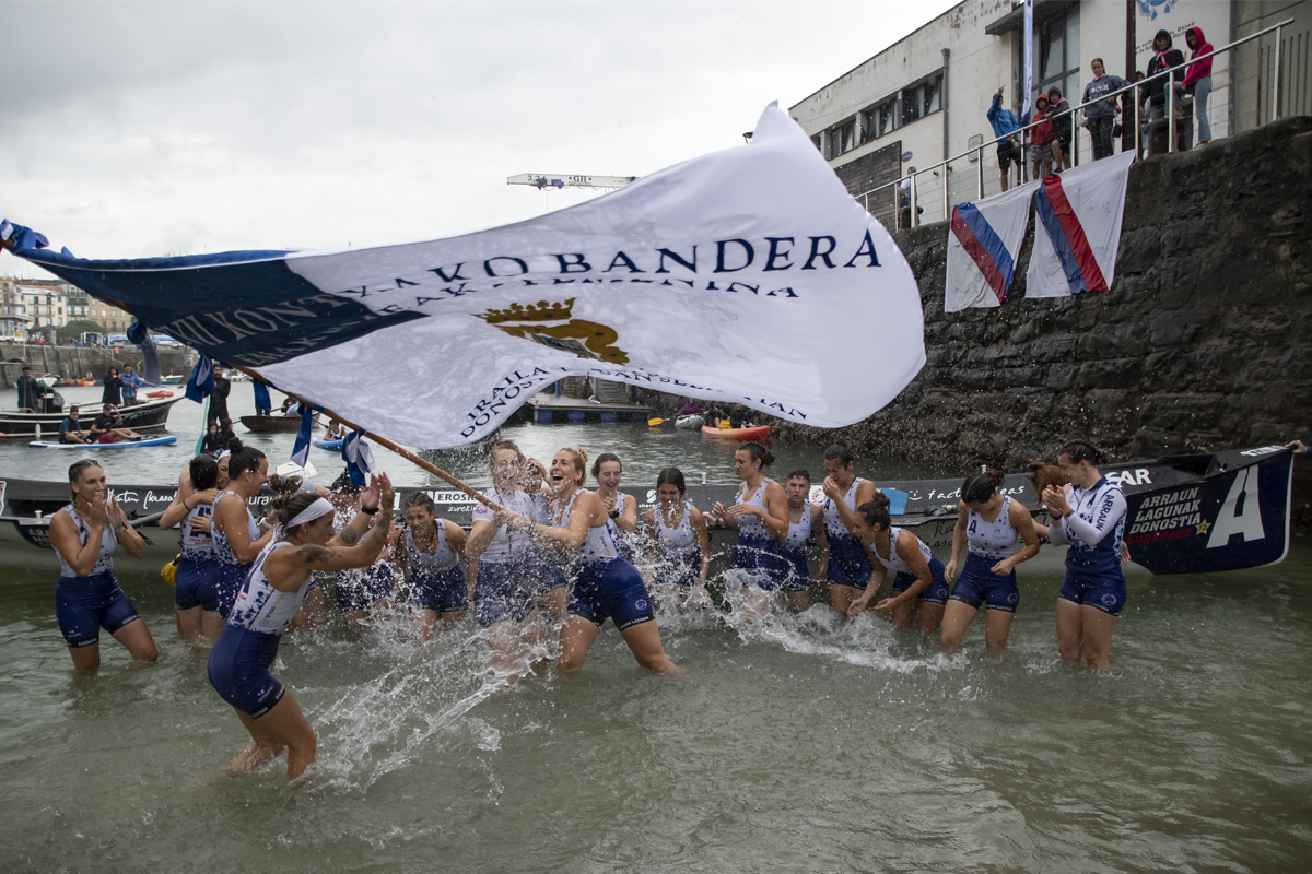 Donostia Arraun Lagunak elkarteko arraunlariek garaipena ospatzen dute 2024ko Kontxako Banderan