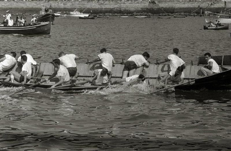 Foto antigua de una trainera masculina tras acabar una regatta.