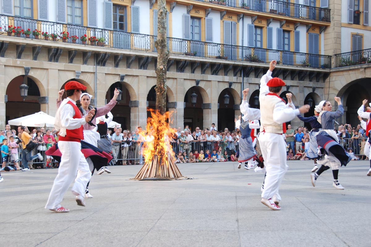 Goizaldi dantza taldea bailando alrededor de la hoguera.