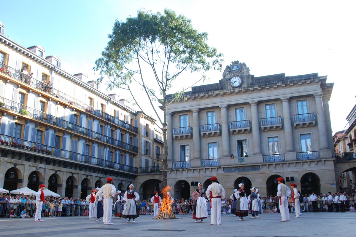 Konstituzio plazan zuhaitzaren inguruan egiten den dantzaldia