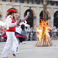 Pareja bailando alrededor de la hoguera de San Juan en la plaza de la Constitución.
