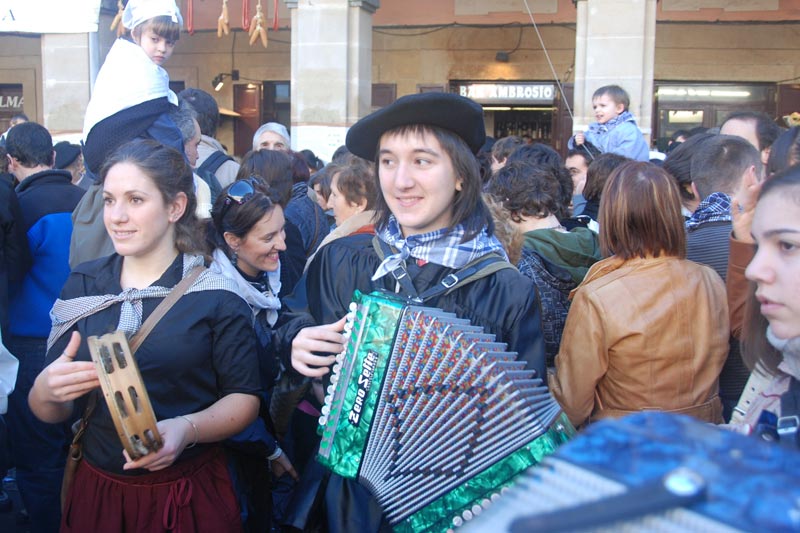 Trikitilariak en la plaza de la Constitución