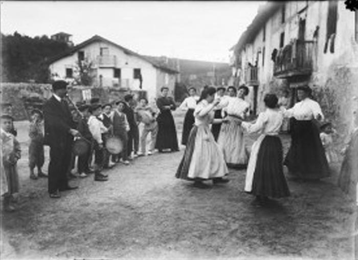 Grupo de mujeres bailando al son del txistu y el tamboril (Foto: Gregorio González Galarza)