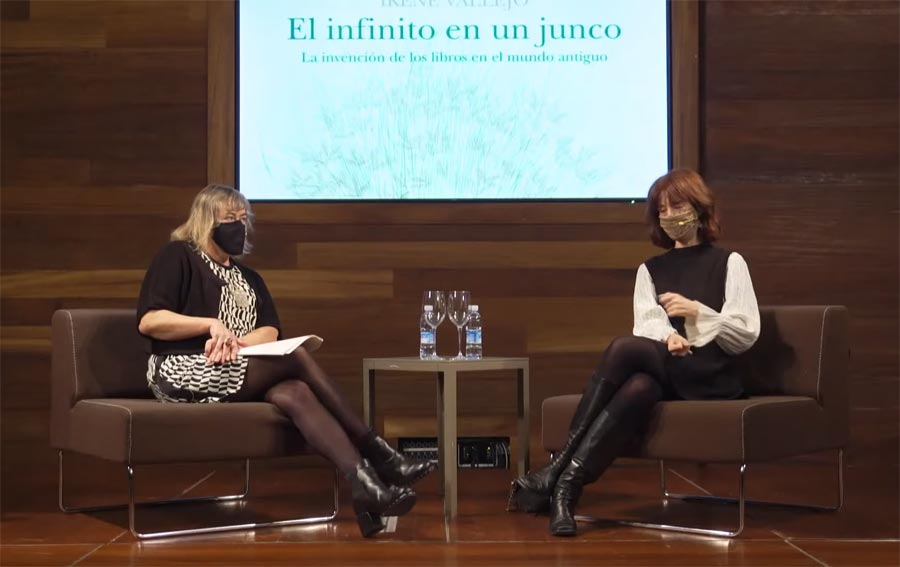 Presentación del ensayo El infinito en un junco (Irene Vallejo acompañada por Mari José Aranzasti)