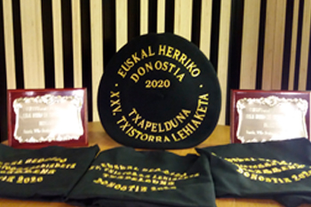 Txapela y trofeos del concurso