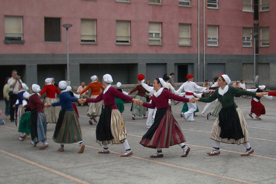 Euskal Dantza en la plaza