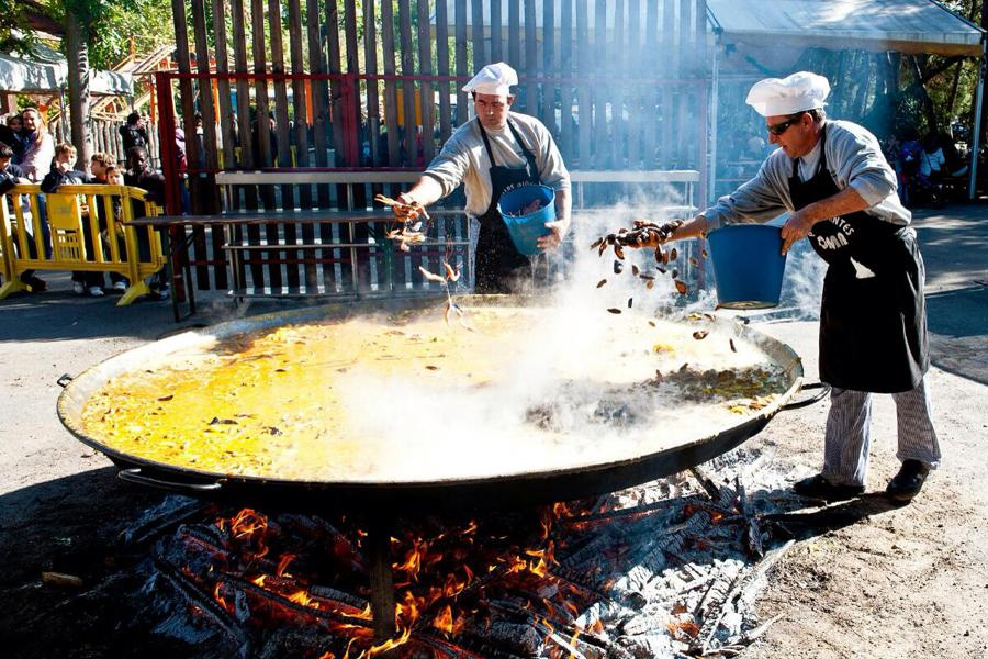 Paella bat egiten Larratxoko auzoan