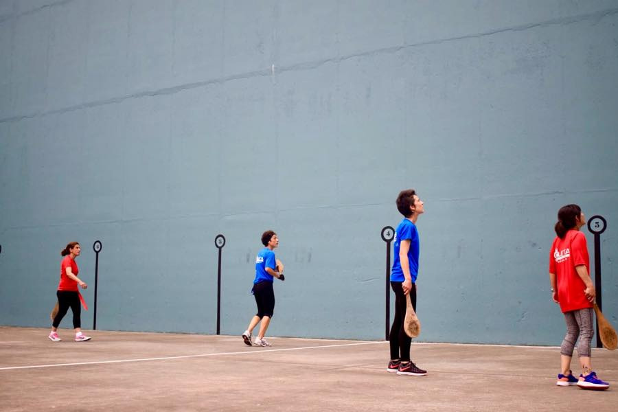 Partido de pelota en las fiestas de Oleta