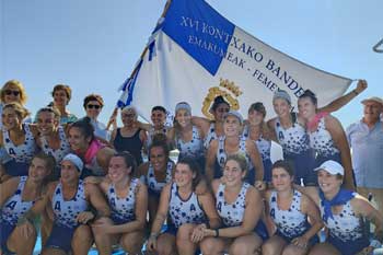 Las ganadoras con la Bandera