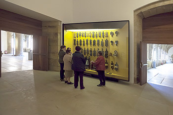 Momento de una visita guiada en San Telmo Museoa