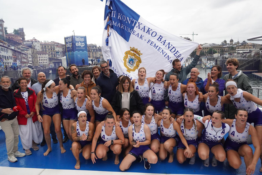 Las ganadoras con la Bandera