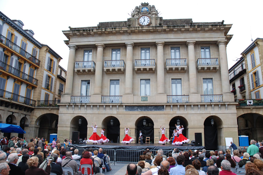 Andaluziako dantza taldea Konstituzio plazan