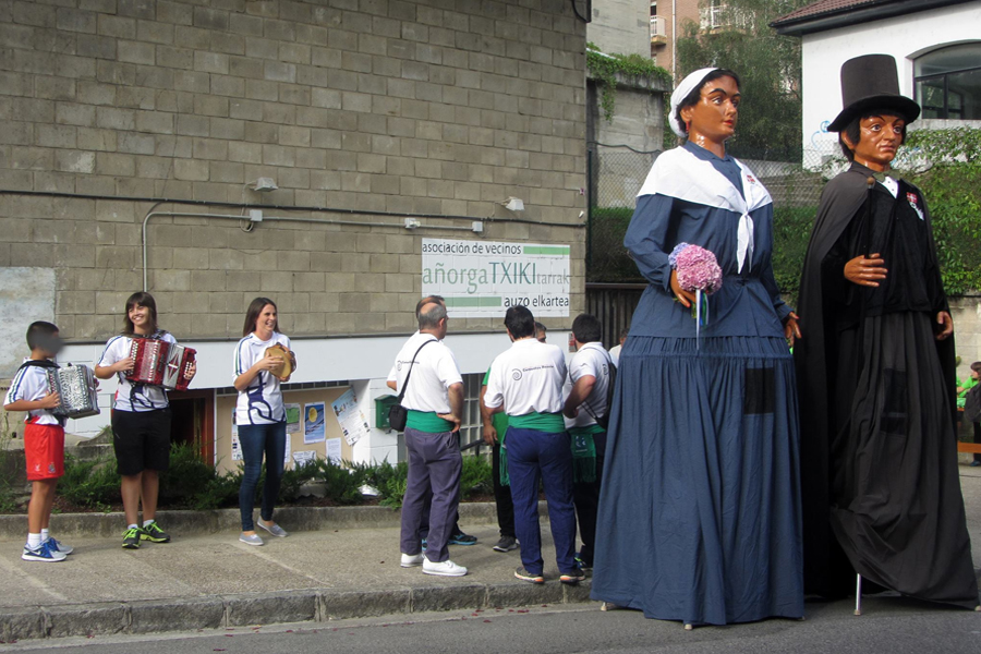 Gigantes en las fiestas de Añorga Txiki
