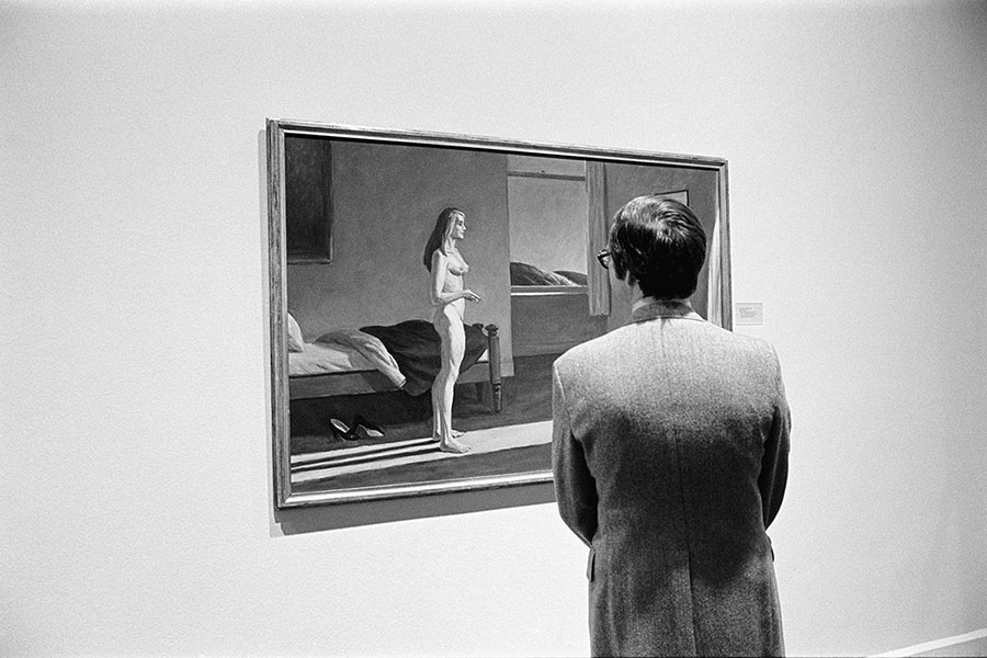Hombre observando la obra Mujer al sol de Edward Hopper