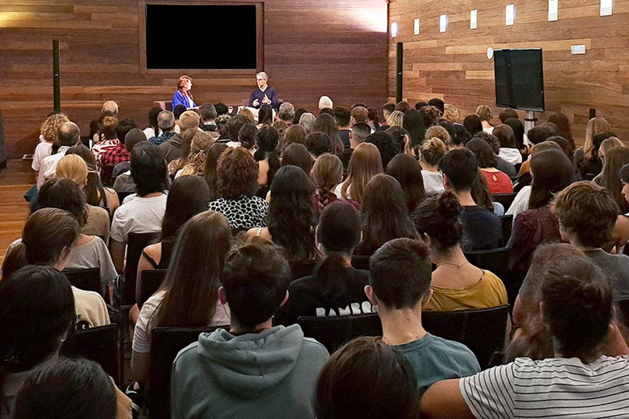 Público escuchando una conferencia en el saón de actos del museo