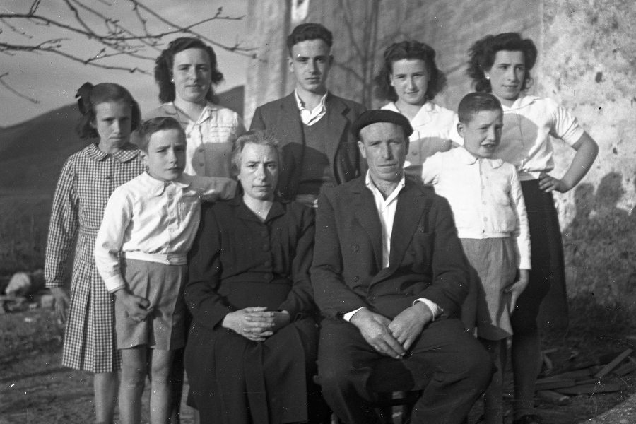 Fotografía antigua de una familia