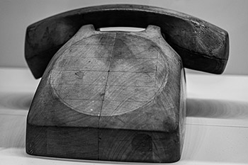 Miguel Leacheren argazkia, egurrezko telefono bat