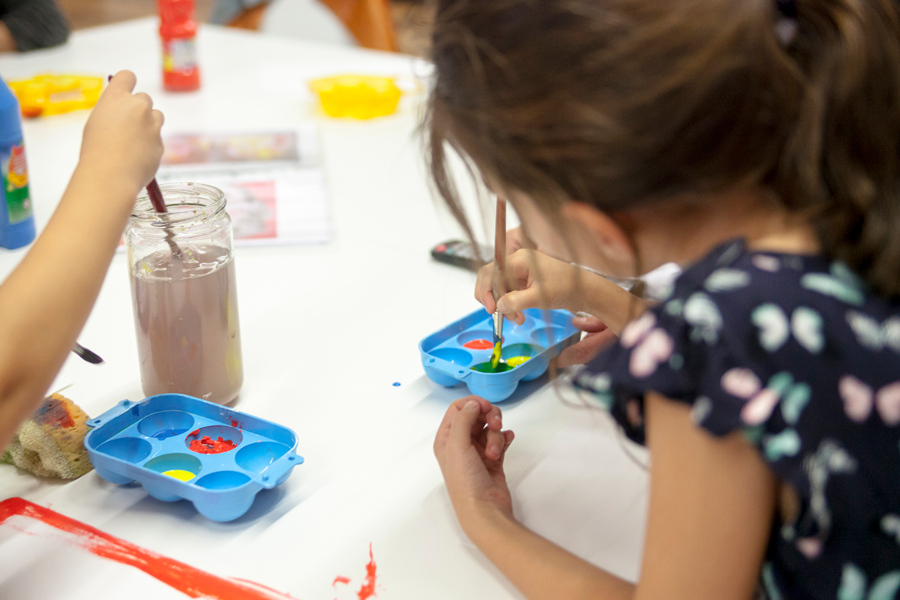 Imagen de una niña pintando