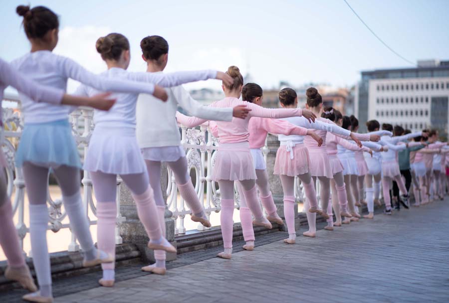 Bailarines y bailarinas en la Barandilla de la Concha