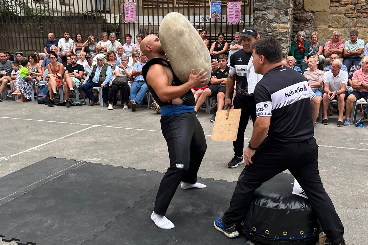 Mikel Lopetegi "Urra" realizando una alzada