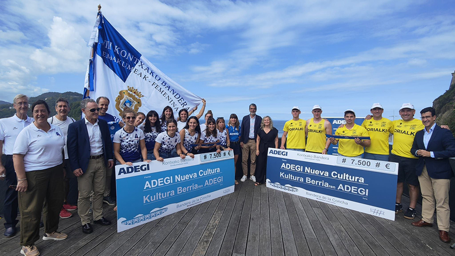 Representantes de los dos clubs premiados