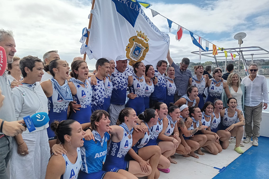 Las ganadoras con la Bandera
