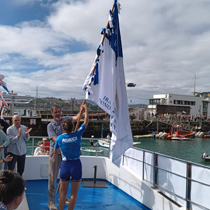 recibiendo la Bandera