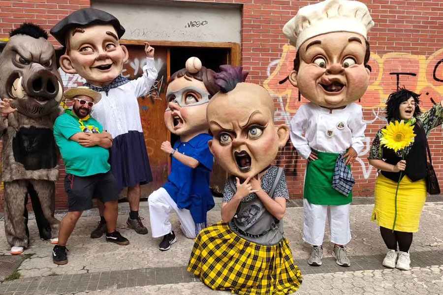 Cabezudos en las fiestas de Herrerarera
