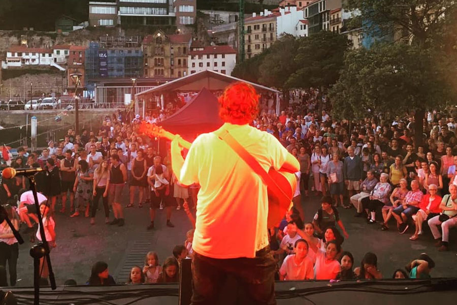 Kontzertu bat Donostiako kaian.
