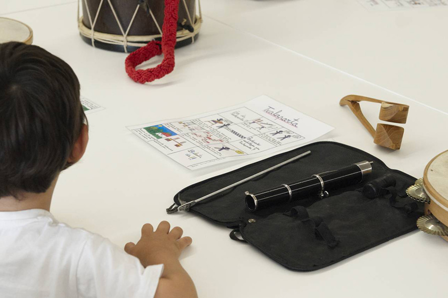 Un niño en un taller musical del museo
