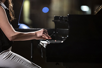 Neska bat pianoa jotzen