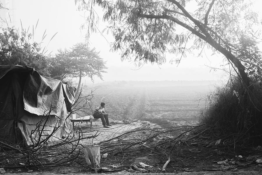 un hombre en un sitio nublado