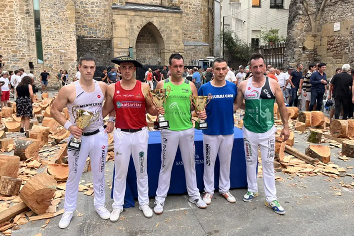 Ezkerretik eskuinera: Julen Alberdi, Iker Vicente, Mikel Larrañaga, Hodei Ezpeleta eta Xabier Zaldua.
